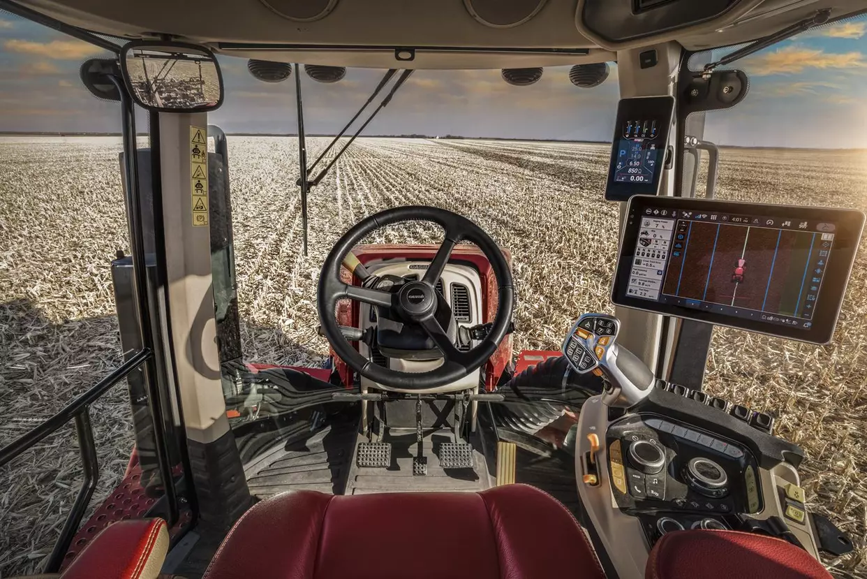 afs_connect_steiger_645_interior_cab_196_01-23-1_1434_956.webp