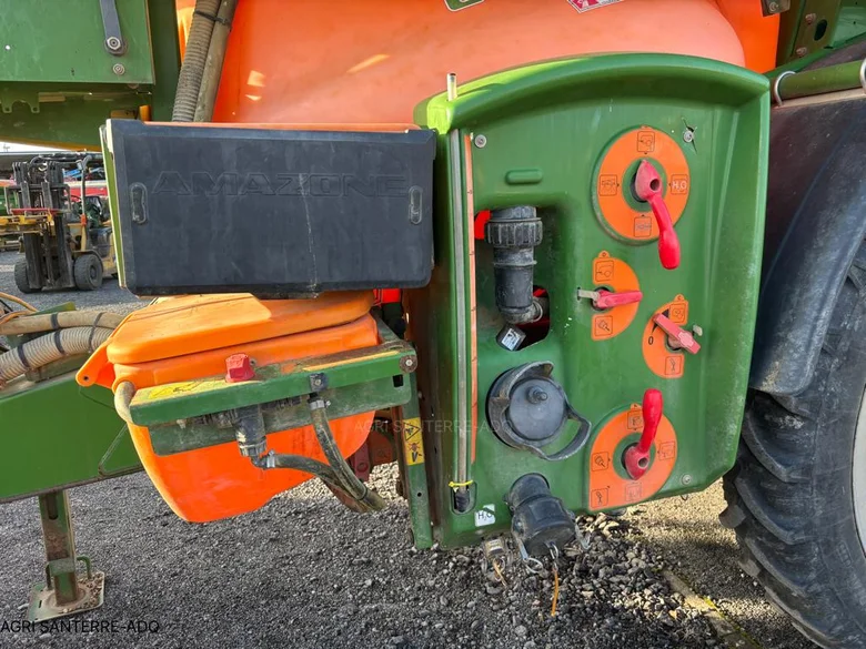 Pulvérisateur et distributeur à engrais AMAZONE UX 3200