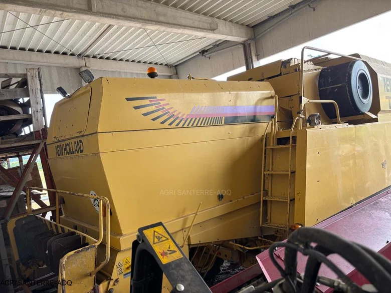 Moissonneuse batteuse NEW-HOLLAND TX 64