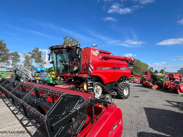 Moissonneuse batteuse CASE IH AXIAL-FLOW 8240