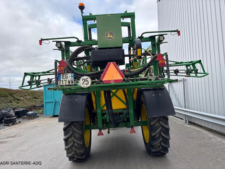 Pulvérisateur et distributeur à engrais JOHN-DEERE 732