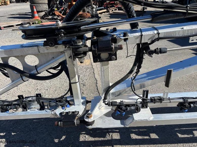 Pulvérisateur et distributeur à engrais KUHN METRIS
