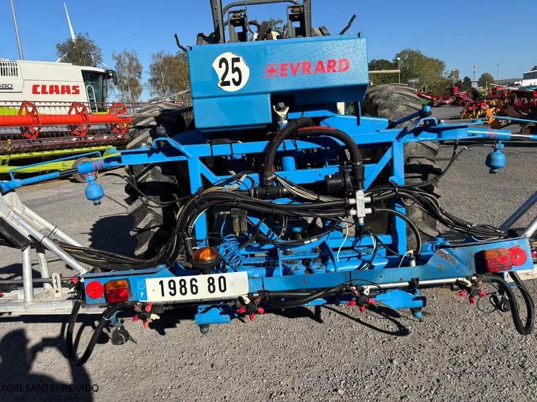 Pulvérisateur et distributeur à engrais EVRARD METEOR