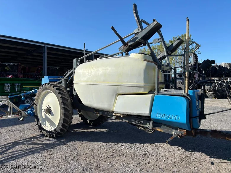 Pulvérisateur et distributeur à engrais EVRARD METEOR
