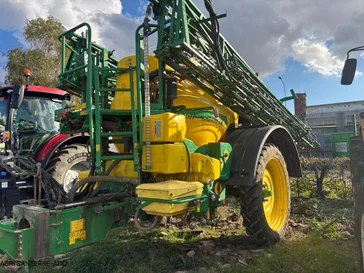 Pulvérisateur et distributeur à engrais JOHN-DEERE 840
