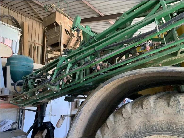 Pulvérisateur et distributeur à engrais JOHN-DEERE 840