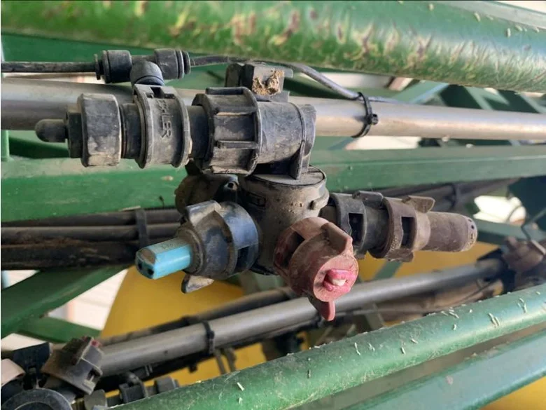 Pulvérisateur et distributeur à engrais JOHN-DEERE 840