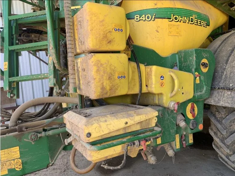 Pulvérisateur et distributeur à engrais JOHN-DEERE 840