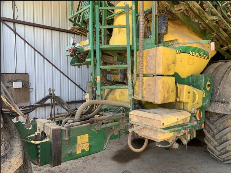 Pulvérisateur et distributeur à engrais JOHN-DEERE 840