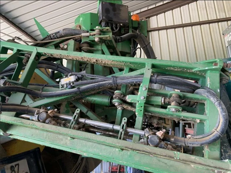 Pulvérisateur et distributeur à engrais JOHN-DEERE 840