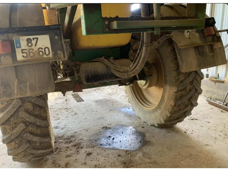 Pulvérisateur et distributeur à engrais JOHN-DEERE 840