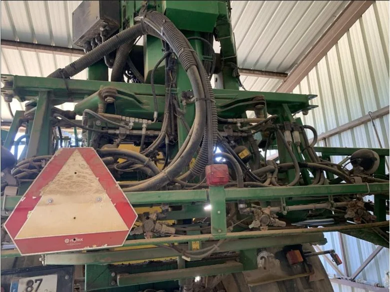 Pulvérisateur et distributeur à engrais JOHN-DEERE 840