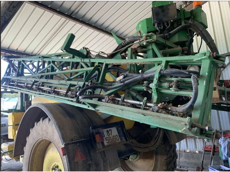 Pulvérisateur et distributeur à engrais JOHN-DEERE 840