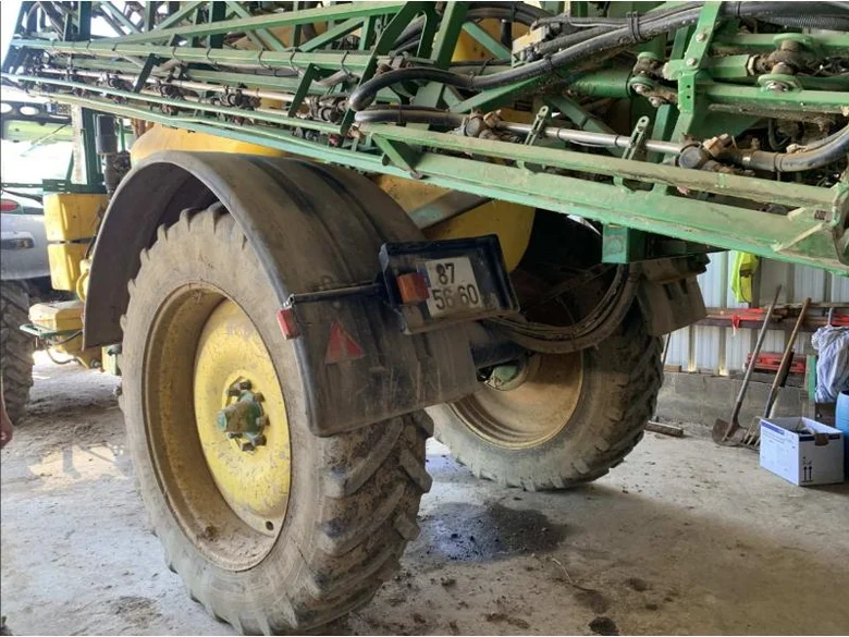 Pulvérisateur et distributeur à engrais JOHN-DEERE 840