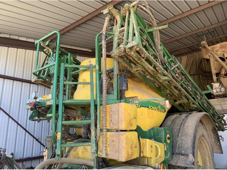 Pulvérisateur et distributeur à engrais JOHN-DEERE 840