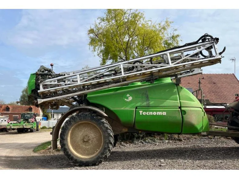 Pulvérisateur et distributeur à engrais TECNOMA TECNIS 4500