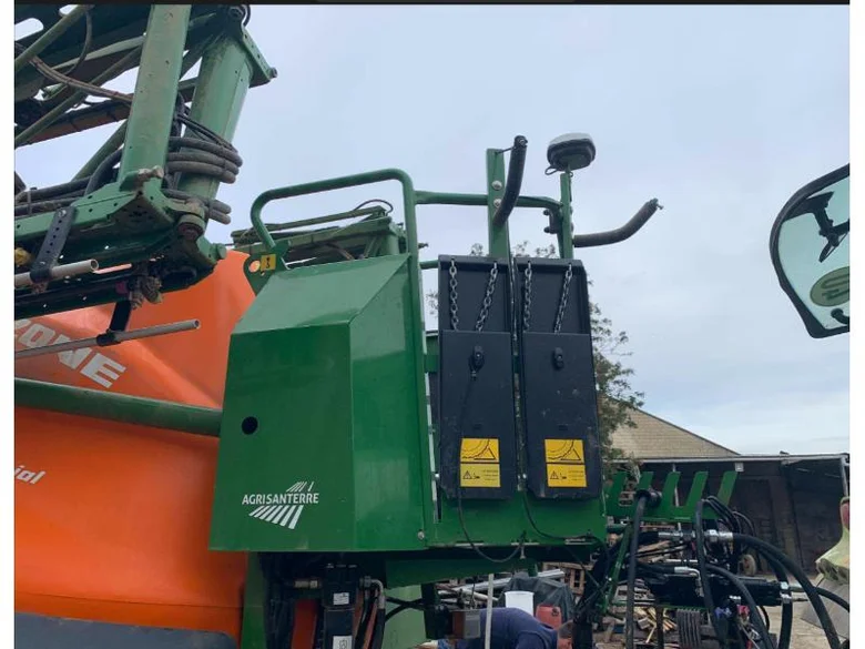 Pulvérisateur et distributeur à engrais AMAZONE UX 3200