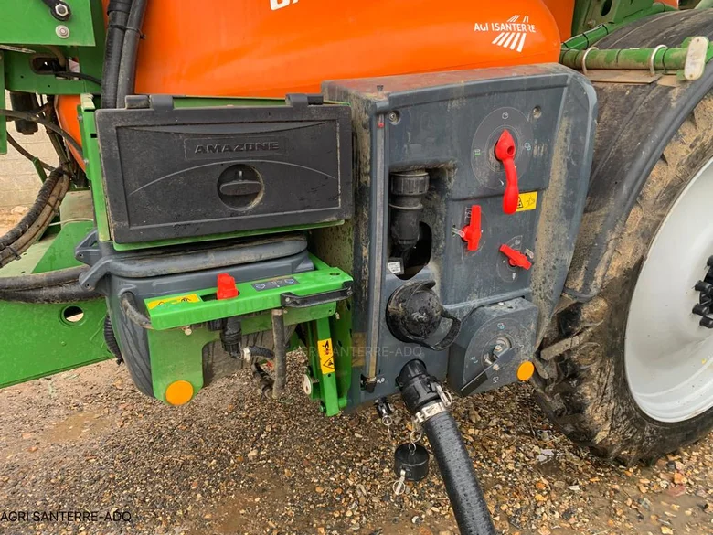 Pulvérisateur et distributeur à engrais AMAZONE UX 3200