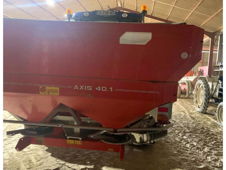 Pulvérisateur et distributeur à engrais KUHN AXIS 401