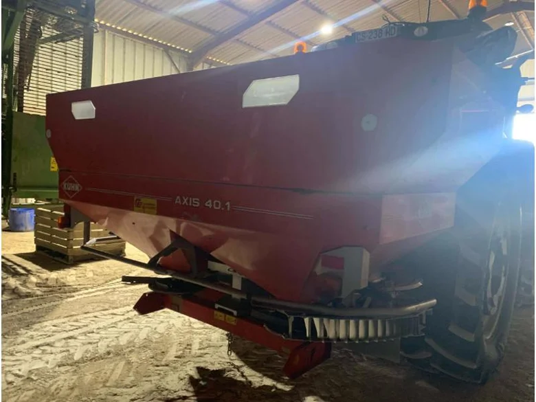 Pulvérisateur et distributeur à engrais KUHN AXIS 401